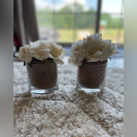 ⭐️ 2 fake floral glass vase arrangements. Not plastic. - Picture 7 of 9